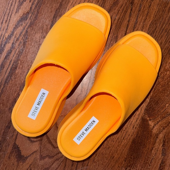 STEVE MADDEN SUPER CUTE GENTLY USED ORANGE BOHO PLATFORM SLIP ON SANDALS! - Picture 4 of 7